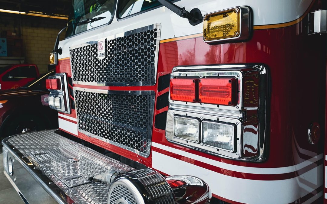 Dinas Damkar Sukamara Bersihkan Tumpahan Oli di Alun-Alun