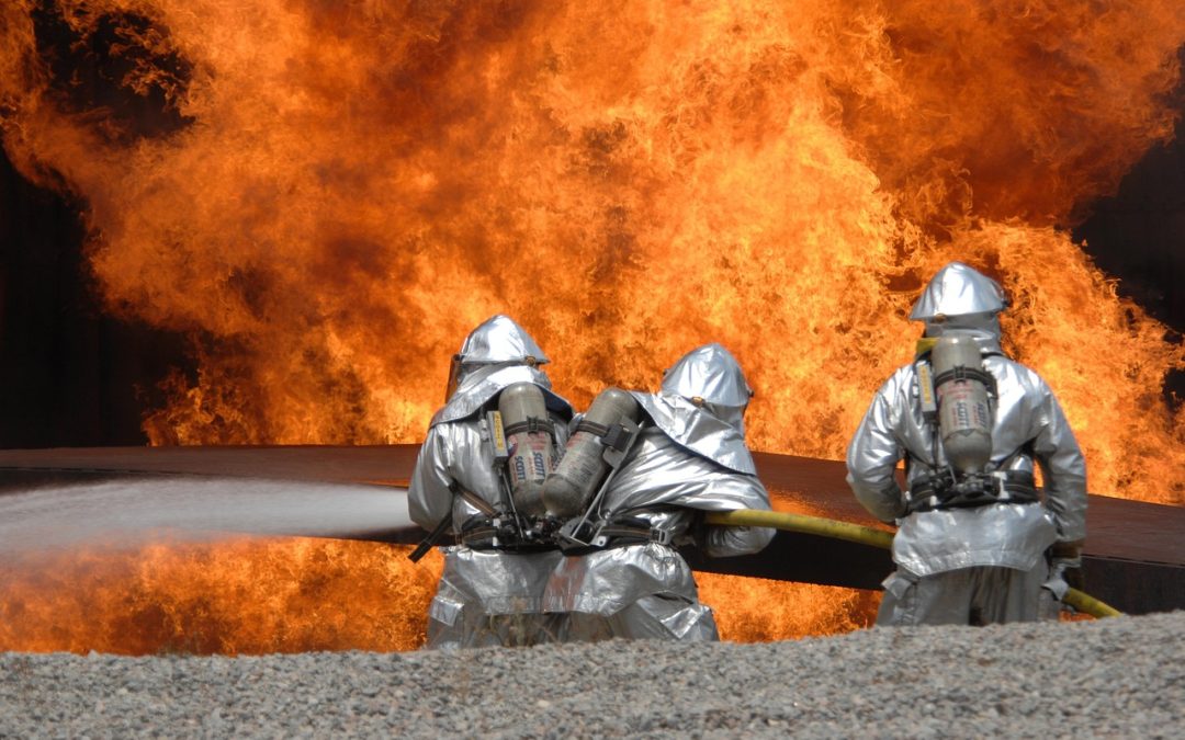 Dinas Damkar Sukamara Bersihkan Material Longsor di Gedung DPRD